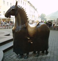 Kunst zum Draufsitzen: Bronze-Pferd an der Marktstätte